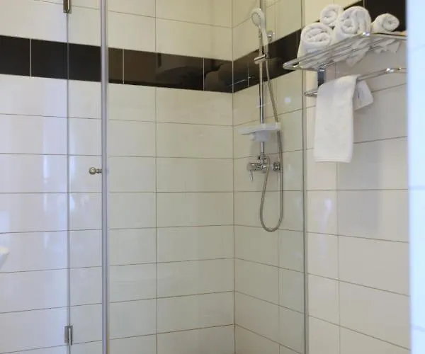 לינה וארוחת בוקר Sol 3*